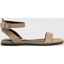 Steve Madden - Sandały Salute. Brązowe klapki damskie Steve Madden, bez wzorów, ze skóry, bez obcasa, na płaskiej podeszwie. W wyprzedaży za 299,90 zł.