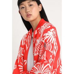 Tommy Jeans SUMMER FLORAL PRINT Kurtka Bomber poppy red. Czerwone żakiety damskie Tommy Jeans, l, bez wzorów, z poliesteru. Za 599,00 zł.