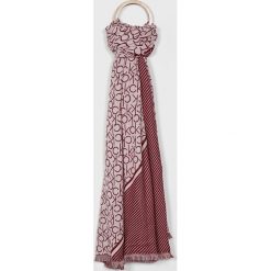 Calvin Klein - Szal. Czerwone szaliki damskie marki Calvin Klein, z wiskozy. W wyprzedaży za 239,90 zł.