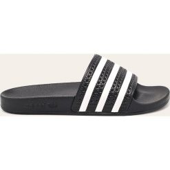 Adidas Originals - Klapki. Czarne klapki męskie adidas Originals, bez wzorów, z materiału. W wyprzedaży za 129,90 zł.