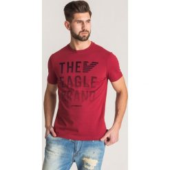 Bordowy t-shirt Emporio Armani z welurowym napisem - Bordowy. T-shirty męskie Emporio Armani. Za 155,60 zł.