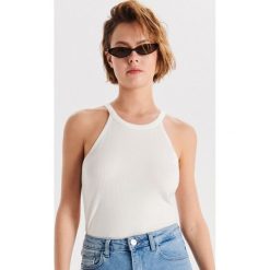 Top z dekoltem halter - Kremowy. Białe topy damskie Cropp, s, bez wzorów, bez kołnierzyka. Za 19,99 zł.