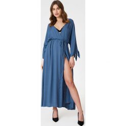 NA-KD Boho Sukienka z wiązanym rękawem - Blue. Niebieskie długie sukienki marki NA-KD Boho, z wiskozy, boho. W wyprzedaży za 53,58 zł.