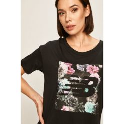 New Balance - T-shirt. Czarne bluzki damskie New Balance, s, z nadrukiem, z bawełny, z okrągłym kołnierzem. Za 149,90 zł.