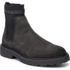 Sztyblety TOMMY HILFIGER - Suede Cleated Chelsea Boot FM0FM02532 Magnet PC9. Szare sztyblety męskie TOMMY HILFIGER, ze skóry, bez zapięcia. W wyprzedaży za 559,00 zł.