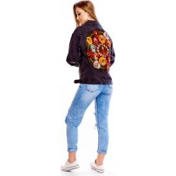 Kurtka z wyszywanym wzorem. Kurtki damskie Made in Poland, bez wzorów, z bawełny, bez kaptura. Za 359,00 zł.