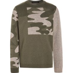 Sisley Sweter khaki. Brązowe swetry chłopięce marki Sisley, z bawełny. W wyprzedaży za 135,20 zł.