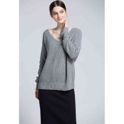 Sweter w kolorze szarym. Szare swetry damskie Swetry na chłodne dni, bez wzorów, ze splotem, bez rękawów, bez kaptura. W wyprzedaży za 119,95 zł.