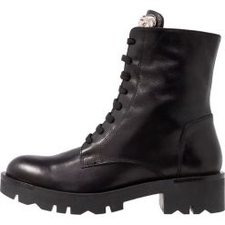 Tosca Blu KIRUNA Botki sznurowane nero. Czarne botki damskie marki Tosca Blu, ze skóry, bez obcasa, na sznurówki. Za 789,00 zł.