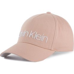 Czapka z daszkiem CALVIN KLEIN - Cap K60K605516 646. Różowe czapki damskie z bawełny. W wyprzedaży za 129,00 zł.