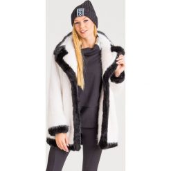 PŁASZCZ Emporio Armani. Białe kurtki damskie Emporio Armani, bez wzorów, z dzianiny, bez kaptura. Za 1589,40 zł.