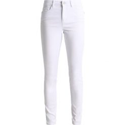 Jeansy damskie: Vero Moda VMSEVEN SHAPE UP Jeansy Slim Fit bright white