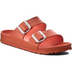 Klapki BIRKENSTOCK - Arizona 1003509 Scuba Coral. Pomarańczowe klapki damskie marki Birkenstock, bez wzorów, z tworzywa sztucznego, bez obcasa. Za 136,00 zł.