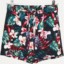 Odzież damska: Materiałowe szorty z paskiem high waist - Biały