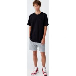 Koszulka z grubej dzianiny z kieszenią. Czerwone koszulki męskie Pull&Bear, m, bez wzorów, z dzianiny, bez kołnierzyka, z krótkim rękawem, krótkie. Za 39,90 zł.