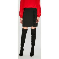Vero Moda - Spódnica Ylva. Czarne spódniczki damskie Vero Moda, bez wzorów, z elastanu, mini, ołówkowe. W wyprzedaży za 59,90 zł.