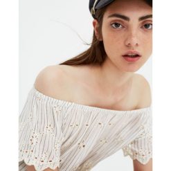 Top z dekoltem z odkrytymi ramiona i haftami. Szare topy damskie Pull&Bear, z haftami, bez kołnierzyka, bez rękawów. Za 89,90 zł.