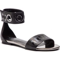 Sandały ARMANI EXCHANGE - XDP002 XV141 00002 Black. Czarne klapki damskie marki Armani Exchange, z aplikacjami, ze skóry ekologicznej, bez obcasa, na obcasie. Za 689,00 zł.