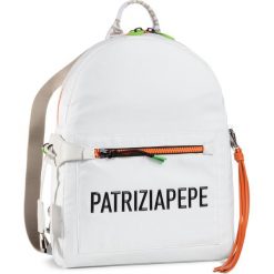 Plecak PATRIZIA PEPE - 2V9891/A344-W146 Bianco. Białe plecaki damskie Patrizia Pepe, bez wzorów, z materiału, klasyczne. Za 949,00 zł.
