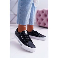 Damskie Trampki Big Star Czarne EE274315. Czarne trampki i tenisówki damskie Tagless, z aplikacjami, ze skóry, na sznurówki. Za 89,00 zł.