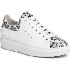 Sneakersy NESSI - 19527 Biały SW. Białe półbuty damskie Nessi, na co dzień, bez wzorów, ze skóry, bez obcasa, bez zapięcia. Za 319,00 zł.