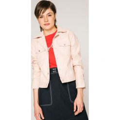 Jacqueline de Yong - Kurtka. Różowe kurtki damskie Jacqueline de Yong, bez wzorów, z poliesteru, krótkie, bez kaptura. W wyprzedaży za 49,90 zł.
