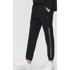 Joggery z nadrukami - Czarny. Czarne spodnie męskie Cropp, s, z nadrukiem. Za 119,99 zł.
