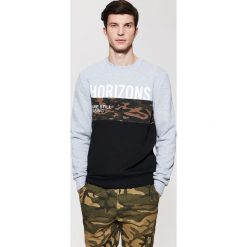 Bluzy męskie: Dwubarwna bluza z napisem – Szary