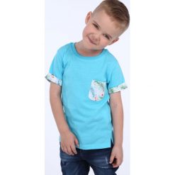 T-shirt chłopięcy z kieszonką niebieski NDZ4477. Niebieskie t-shirty chłopięce Fasardi, bez wzorów, bez rękawów. Za 39,00 zł.