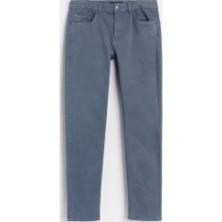 Bawełniane spodnie slim fit - Niebieski. Niebieskie spodnie męskie Reserved, bez wzorów, z bawełny. Za 89,99 zł.