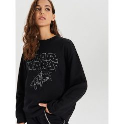 Bluza Star Wars - Czarny. Czarne bluzy damskie Cropp, s, z motywem z bajki, bez rękawów, bez kaptura. Za 89,99 zł.