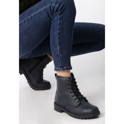 Granatowe Botki Tanner. Niebieskie botki damskie Born2be, rockowe, za kostkę, bez obcasa, na płaskiej podeszwie, na sznurówki. Za 139,99 zł.