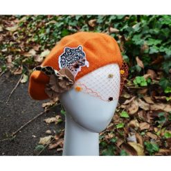Pomarańczowy beret. Pomarańczowe czapki damskie Pakamera, z aplikacjami, z wełny. Za 150,00 zł.