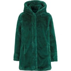 Cellbes Płaszcz ze sztucznego futra z kapturem ciemnozielony female zielony 54/56. Zielone kurtki damskie Cellbes, bez wzorów, z futra, eleganckie, z kapturem. Za 529,00 zł.