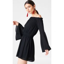 Sukienki: NA-KD Boho Sukienka z odkrytymi ramionami i szerokim rękawem – Black