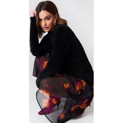 NA-KD Szenilowy sweter oversize - Black. Czarne swetry damskie NA-KD, bez wzorów, z poliesteru, z długim rękawem, długie, bez kaptura. W wyprzedaży za 101,47 zł.