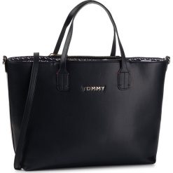 Torebka TOMMY HILFIGER - Iconic Tommy Satchel AW0AW07478 Cjm. Niebieskie torebki klasyczne damskie TOMMY HILFIGER, bez wzorów, ze skóry ekologicznej, klasyczne, duże, bez dodatków. Za 699,00 zł.