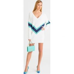 SUKIENKA Elisabetta Franchi. Białe sukienki damskie Elisabetta Franchi, na imprezę, z aplikacjami, z dzianiny, z włoskim kołnierzykiem, bez rękawów, mini. Za 1219,00 zł.