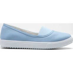 Buty wsuwane, przyjazne dla środowiska bonprix niebieski. Niebieskie baleriny damskie bonprix, bez wzorów, bez obcasa. Za 54,99 zł.