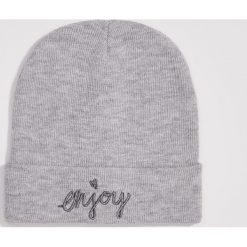 Czapka beanie z napisem Enjoy - Jasny szary. Szare czapki damskie Sinsay, z napisami. W wyprzedaży za 4,99 zł.