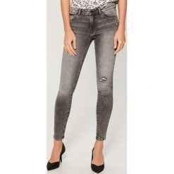 Jeansy regular skinny - Jasny szar. Szare jeansy damskie Mohito. Za 109,99 zł.