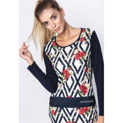Granatowa Sukienka Look Happier. Szare sukienki dzianinowe marki Born2be, l, w geometryczne wzory, z kontrastowym kołnierzykiem, mini, dopasowane. Za 24,99 zł.