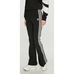 Adidas Originals - Spodnie. Czarne spodnie damskie adidas Originals, bez wzorów, z bawełny, casualowe. W wyprzedaży za 249,90 zł.