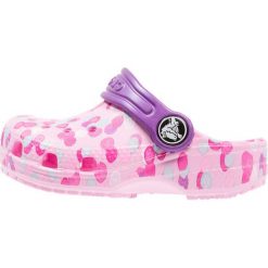 Crocs CLASSIC GRAPHIC Sandały kąpielowe carnation. Czarne sandały chłopięce marki Crocs, z materiału. Za 129,00 zł.