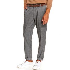 Spodnie tkaninowe z paskiem. Szare spodnie męskie Top Secret, do pracy, na jesień, s, w paski, z tkaniny, eleganckie, długie. Za 119,99 zł.
