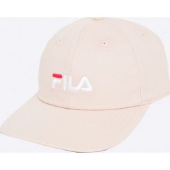 Fila - Czapka. Czerwone czapki z daszkiem damskie marki Fila, z bawełny. W wyprzedaży za 89,90 zł.