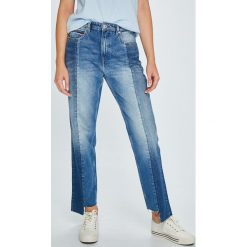 Tommy Jeans - Jeansy TJ 1990. Niebieskie jeansy damskie Tommy Jeans, z podwyższonym stanem. W wyprzedaży za 239,90 zł.