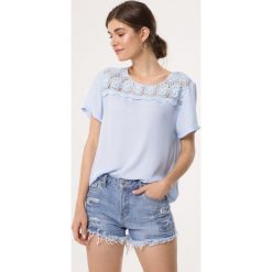 Niebieska Bluzka Corrigendum. Niebieskie bluzki damskie Born2be, xl, bez wzorów, bez kołnierzyka, z krótkim rękawem. Za 49,99 zł.