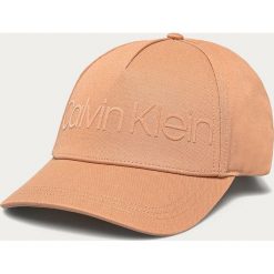 Calvin Klein - Czapka. Czarne czapki damskie Calvin Klein, z aplikacjami, z bawełny. Za 159,90 zł.