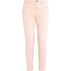 GStar BRONSON MID SKINNY CHINO Spodnie materiałowe rose. Różowe rurki damskie marki G-Star, z elastanu. W wyprzedaży za 275,40 zł.